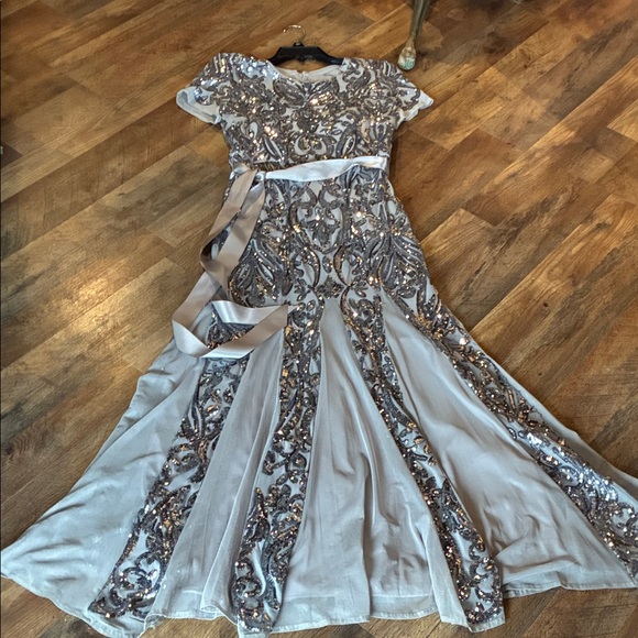R&M Richards ✨ Silver Sequin Embellished Evening Gown ✨  Make a stunning entranc - Picture 3 of 4